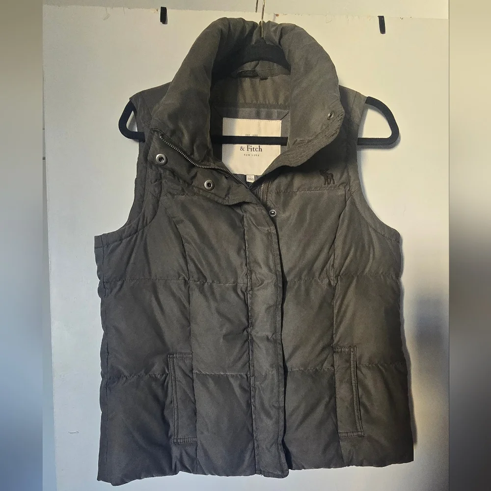 Abercrombie & Fitch Women’s Puffer Vest - Gray - Picture 4 of 8